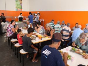 Restaurantes Populares do São Carlos 8 e Antenor Garcia retomam oferta de refeição presencial