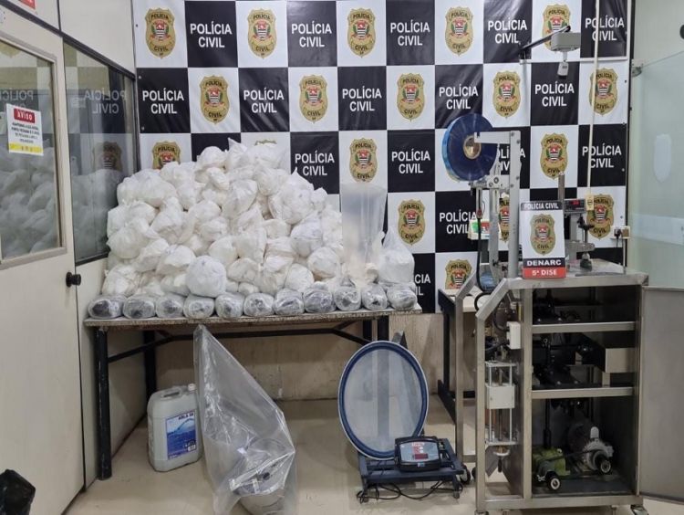 Denarc apreende 192,4 quilos de cocaína e máquina para embalar entorpecentes em São Roque