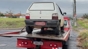 Fiscalização da PM retira de circulação veículo com licenciamento vencido desde 2017