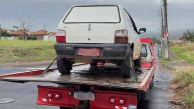 Fiscalização da PM retira de circulação veículo com licenciamento vencido desde 2017