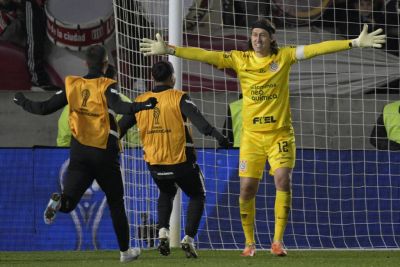 Cássio brilha nos pênaltis, Corinthians bate Estudiantes e vai à semi da Sul-Americana