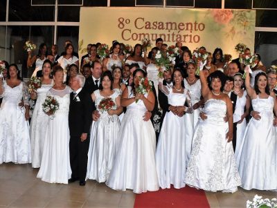 34 casais oficializam união no casamento comunitário