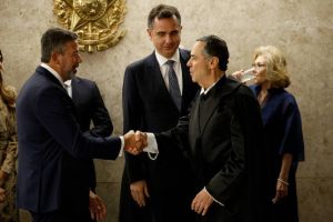 Lira cobra limites ao STF, Senado inicia ofensiva contra tribunal e Barroso reage