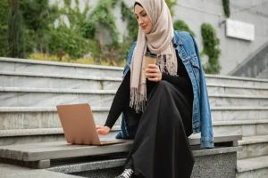 França irá proibir usos de túnicas árabes em escolas