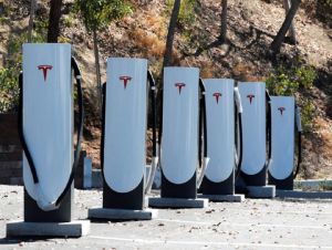 Tecnologia de carregamento da Tesla acelera para se tornar padrão nos EUA