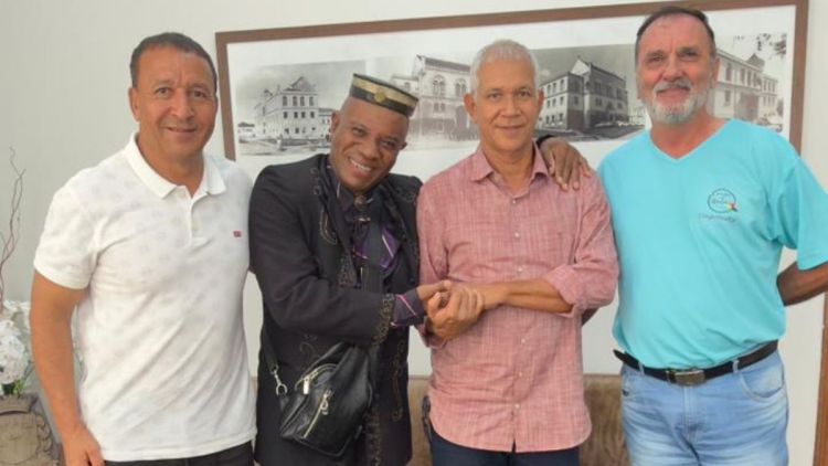 Câmara de São Carlos recebe o maestro e violonista Robson Miguel em visita institucional