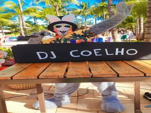 Páscoa no Hot Beach terá DJ Coelho, pocket show temático, oficina de chocolate e caça aos ovos