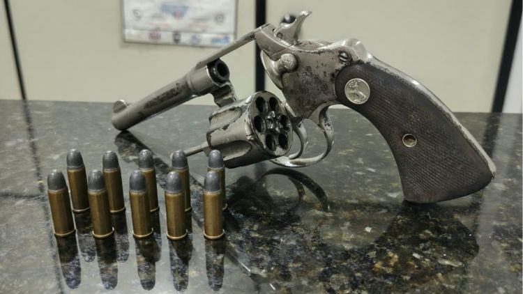 Denúncia de ameaça leva PM a encontrar arma com numeração raspada em São Carlos