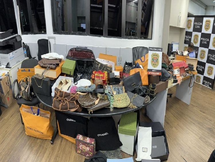 PC prende suspeita de vender bolsas de luxo furtadas em brechó online