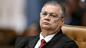 Dino manda PF investigar suspeita de financiamento estrangeiro à campanha de Flávio Bolsonaro