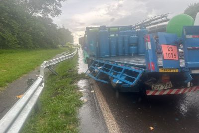 Caminhão com gás roda e colide com carreta na Washington Luís