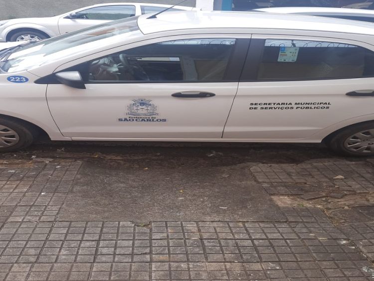 Internauta flagra carro da prefeitura obstruindo rampa de acesso para deficientes