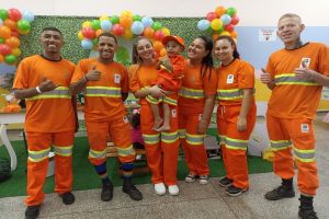 Anthony de 3 anos ganha festa de aniversário com tema de garis e convida trabalhadores, em São Carlos