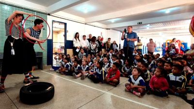 Teatro diverte e ensina crianças de São Carlos a combater o aedes aegypti