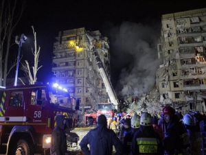 Ucrânia – 21 mortos após ataque russo a edifício residencial em Dnipro