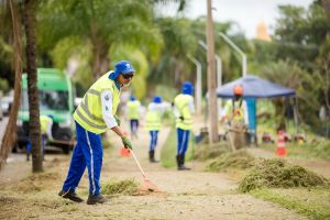 Prefeitura inicia 2025 com reforço no serviço de limpeza e capinação da cidade