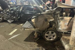 Motorista colide violentamente contra carro estacionado na Av. São Carlos