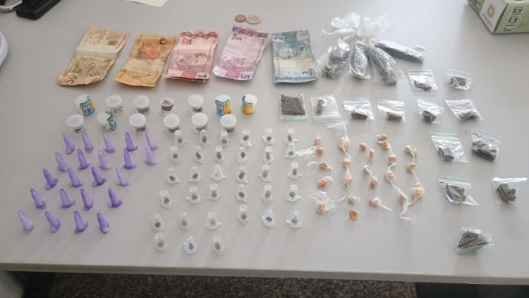 Drogas e dinheiro são encontrados pela GCM após denúncia de tráfico em praça de Ibaté