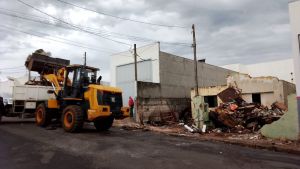 Imóvel abandonado com risco de desabamento é demolido pela prefeitura