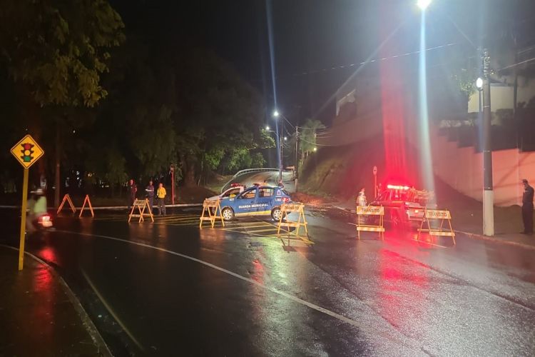 Forte chuva gera alagamentos em São Carlos