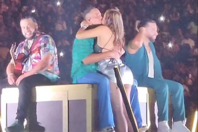 Marido pede divórcio após mulher beijar cantor durante show