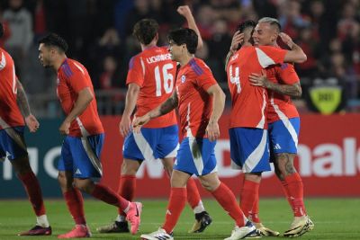 Com gol de Vargas, Chile atropela Paraguai em amistoso