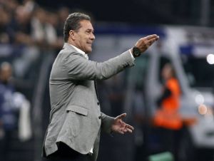 Em estreia de Luxemburgo, Corinthians perde para Del Valle e se complica na Libertadores