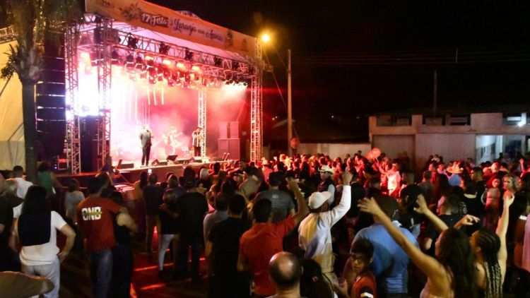 Durval e Alladim encerram a 18ª Festa da Laranja com açúcar em Santa Eudóxia com grande show
