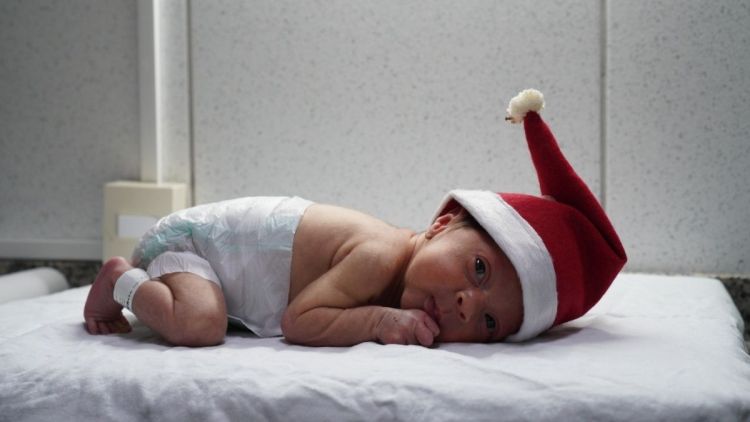 Clima de Natal leva acolhimento aos bebês da UTI Neonatal da Santa Casa