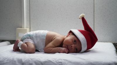 Clima de Natal leva acolhimento aos bebês da UTI Neonatal da Santa Casa
