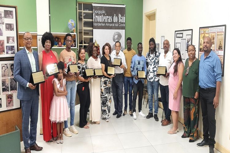 Exposição &quot;fronteiras do baú&quot; é aberta ao público no Centro Afro