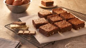 Aprenda a fazer um brownie de três chocolates para celebrar o Dia dos Namorados