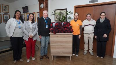 Santa Casa recebe doação de 31 cobertores para pacientes