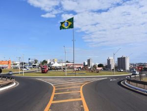Rotatória da Getúlio Vargas ganha bandeira do Brasil e iluminação de led