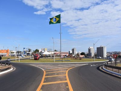 Rotatória da Getúlio Vargas ganha bandeira do Brasil e iluminação de led