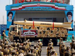 Um míssil iraniano Kheibar Shekan exibido em um desfile militar em Teerã em 22 de setembro de 2022 © -