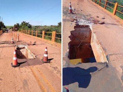 Caminhão tomba após parte de ponte ceder