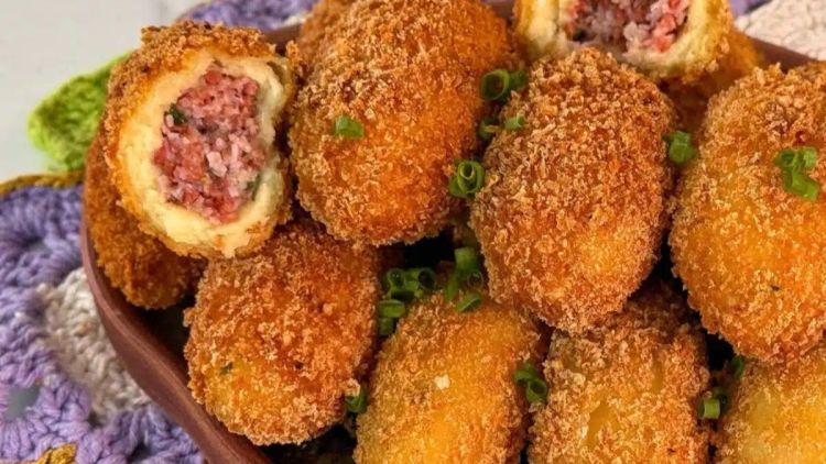 Bolinho de mandioca recheado, crocante por fora e sem farinha de trigo na receita
