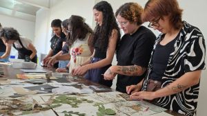 Teatro Municipal recebe oficinas de cianotipia durante programação da exposição "Mulheres na Ciência"