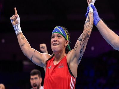 Beatriz Ferreira sobra na final e fatura bicampeonato mundial de boxe