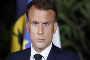 Macron barra esquerdista em cargo de primeiro-ministro e prolonga impasse