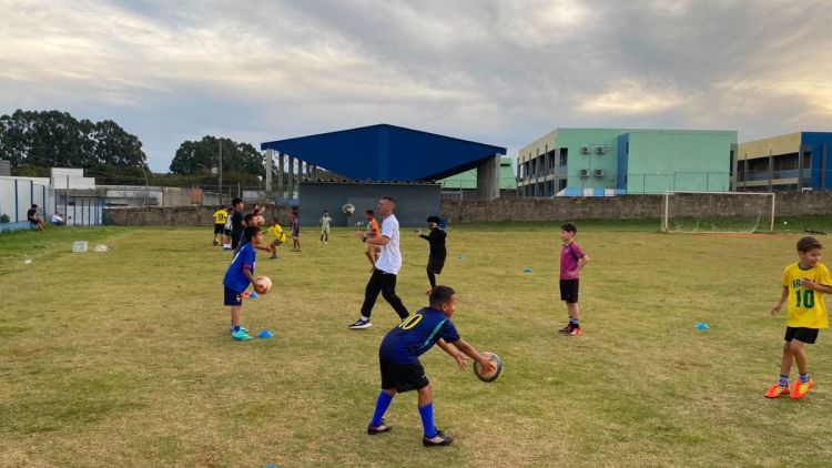 Prefeitura incentiva esporte com escolinha de futebol gratuita no Jardim Cruzado