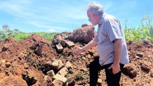 “Para onde estão levando os paralelepípedos da Prefeitura?”, questiona Lineu