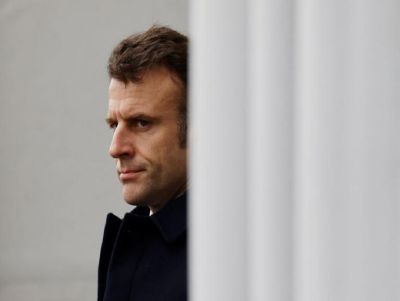 Macron segue para China e deixa para trás uma Paris em chamas