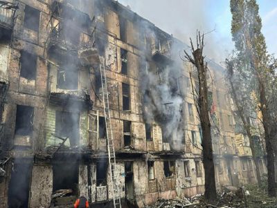 Rússia bombardeia cidade natal de Zelensky, deixando vários mortos e feridos