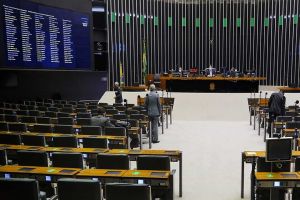 Câmara bate recorde de folgas a deputados com eleição, feriados e viagens