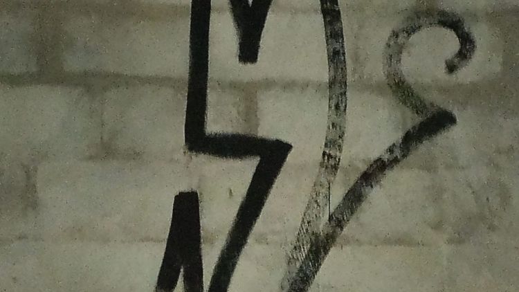 Jovens são flagrados pichando escola em Ibaté durante a madrugada