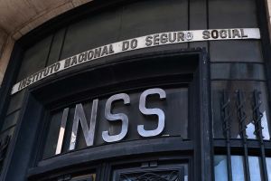 Aposentadorias acima do mínimo terão reajuste de 4,77% e teto do INSS será de R$ 8.157,40 em 2025