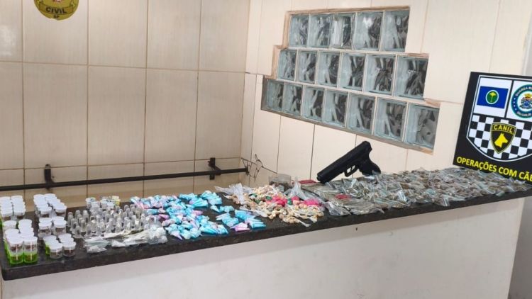 Drogas são localizadas em terreno após suspeitos fugirem de viatura da GM