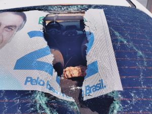 Carro com adesivo de Bolsonaro é atacado em Araraquara
